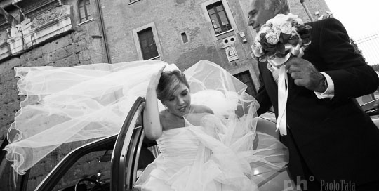 sposa esce dalla macchina