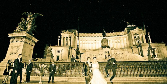 sposi con amici fotografo roma